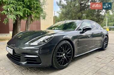 Фастбэк Porsche Panamera 2018 в 