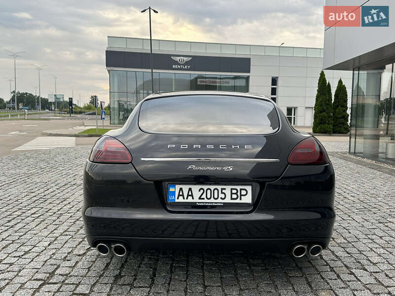 Фастбек Porsche Panamera 2011 в Києві