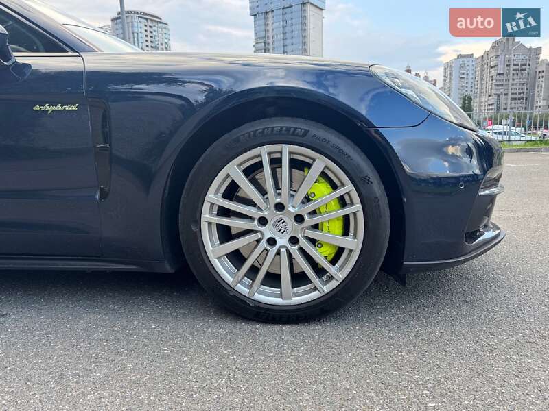 Фастбэк Porsche Panamera 2018 в Киеве