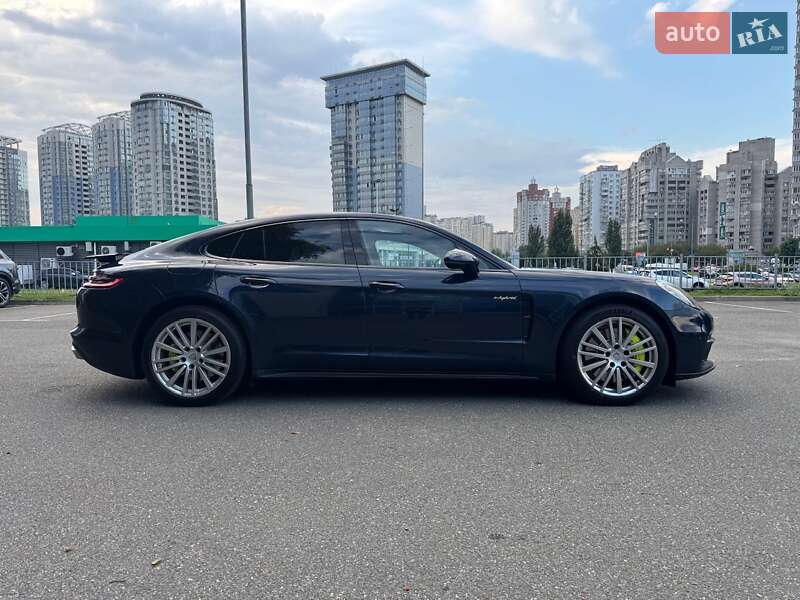 Фастбэк Porsche Panamera 2018 в Киеве