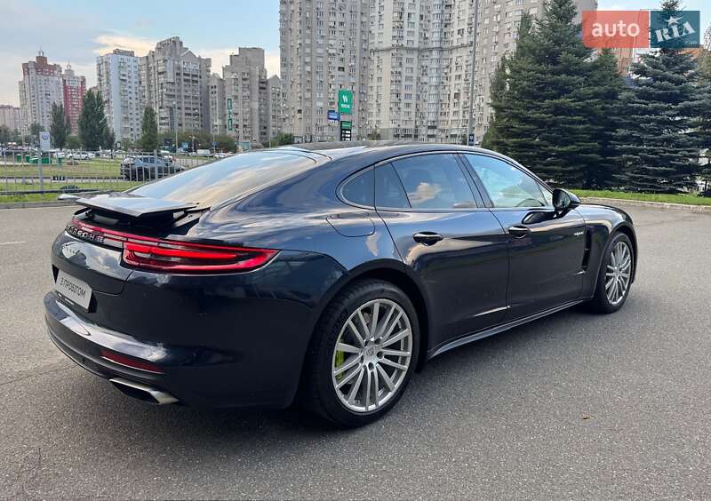 Фастбэк Porsche Panamera 2018 в Киеве