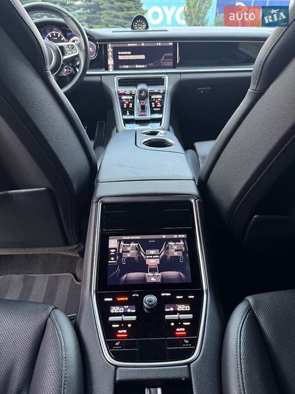 Фастбэк Porsche Panamera 2018 в Киеве