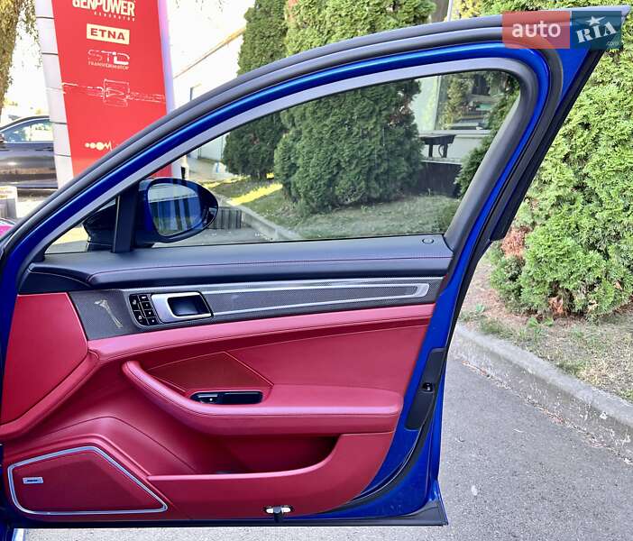 Фастбэк Porsche Panamera 2018 в Киеве