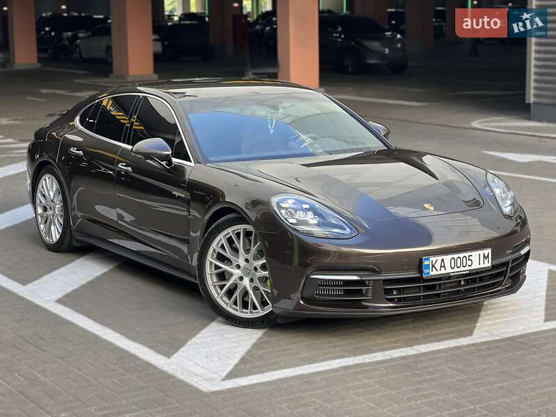 Фастбэк Porsche Panamera 2019 в 