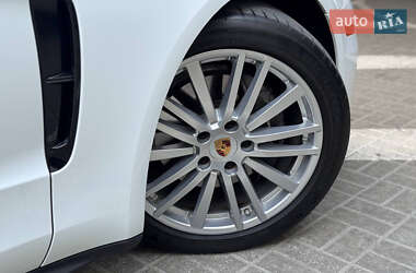 Фастбэк Porsche Panamera 2019 в 