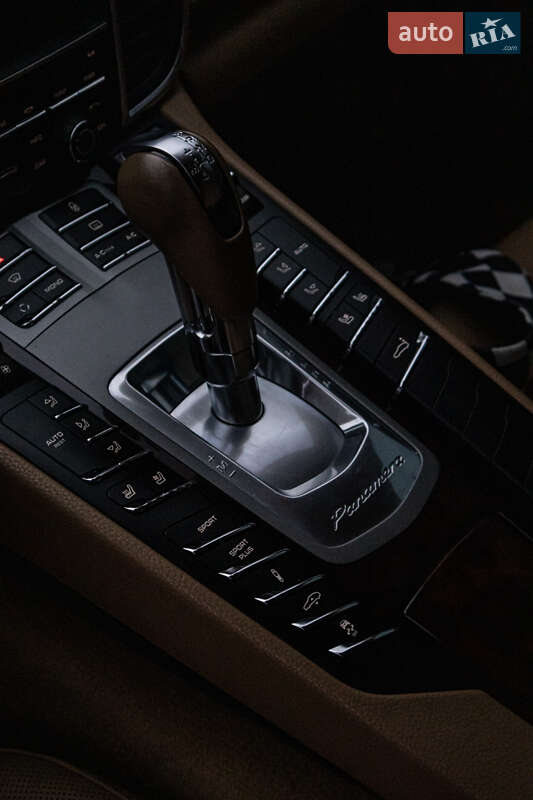 Фастбэк Porsche Panamera 2012 в Коломые