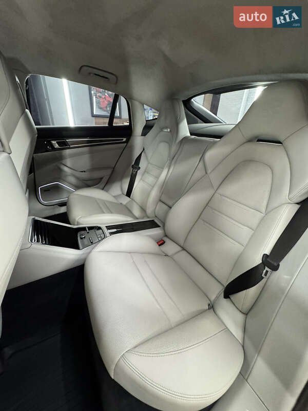 Фастбэк Porsche Panamera 2019 в Львове