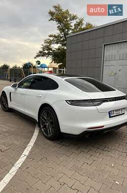 Фастбэк Porsche Panamera 2023 в 