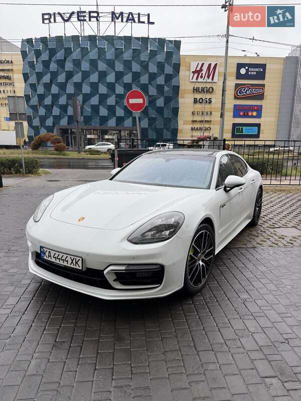 Фастбэк Porsche Panamera 2023 в 