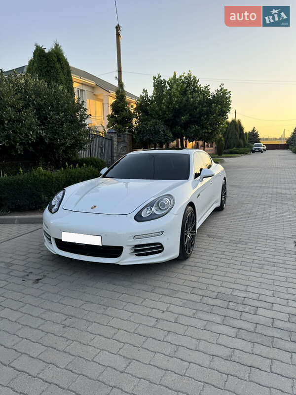 Фастбэк Porsche Panamera 2015 в Киеве фото 4 Фастбэк Porsche Panamera 2015 в Киеве