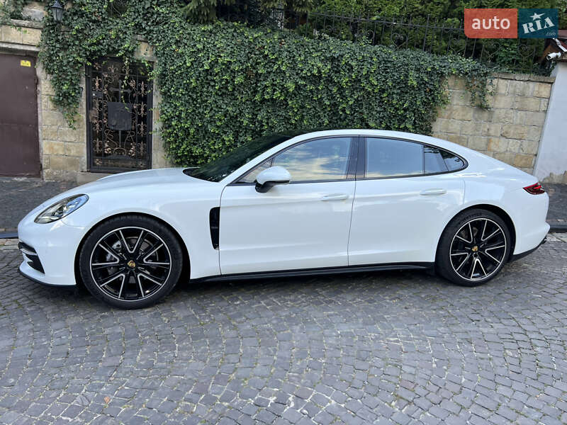 Фастбэк Porsche Panamera 2018 в Львове