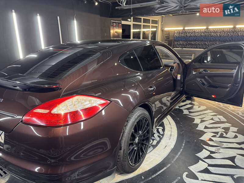 Фастбэк Porsche Panamera 2011 в Одессе