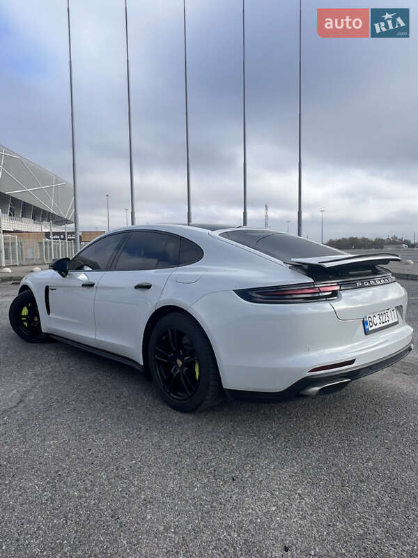 Фастбек Porsche Panamera 2017 в Львові