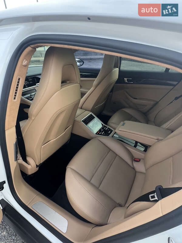 Фастбек Porsche Panamera 2017 в Львові