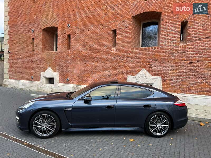 Фастбек Porsche Panamera 2010 в Львові