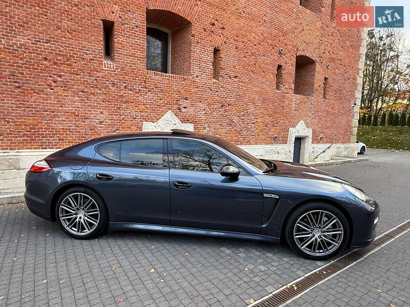 Фастбек Porsche Panamera 2010 в Львові