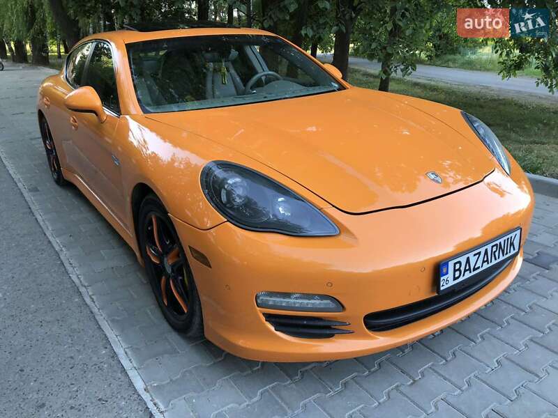 Фастбэк Porsche Panamera 2010 в Черновцах