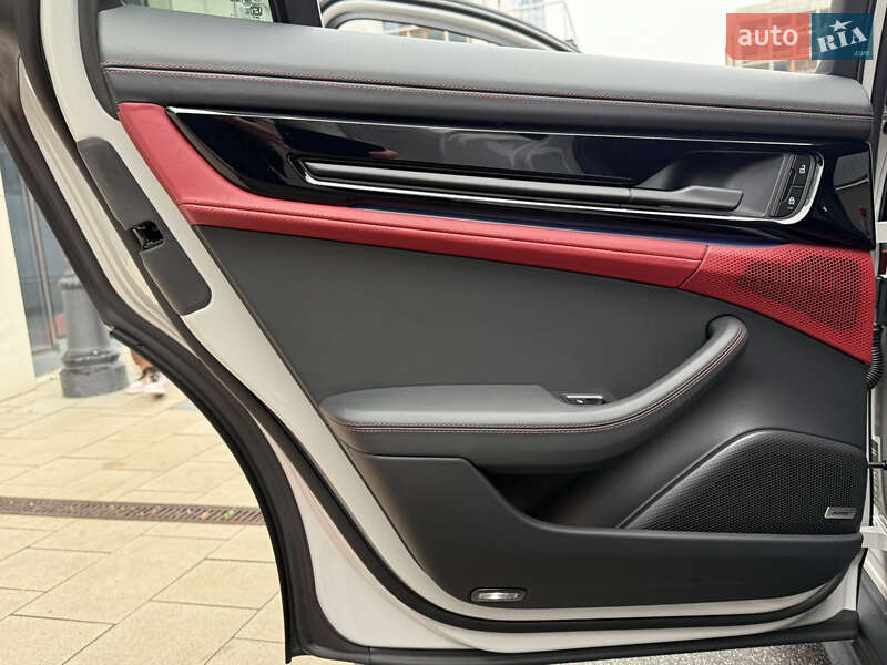 Фастбэк Porsche Panamera 2024 в Киеве