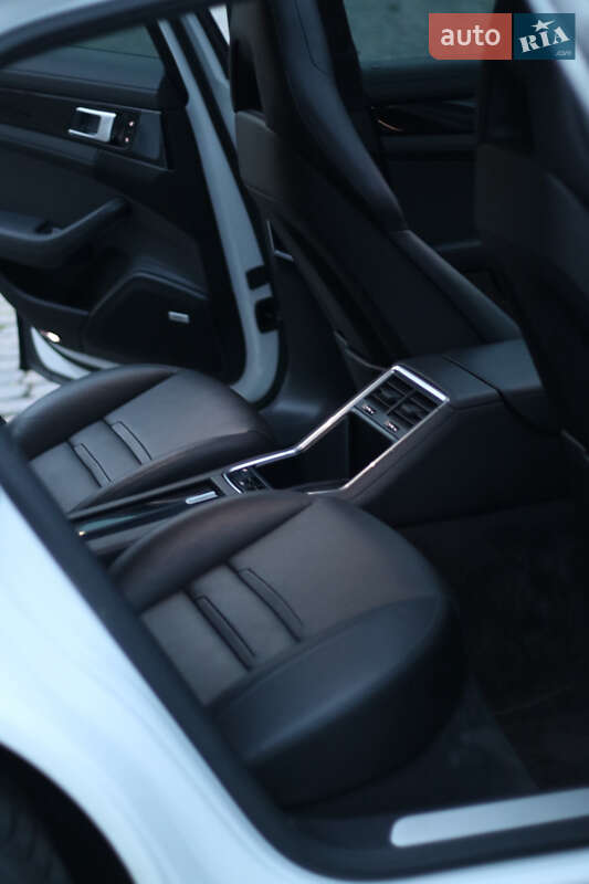 Фастбэк Porsche Panamera 2017 в Киеве фото 14 Фастбэк Porsche Panamera 2017 в Киеве