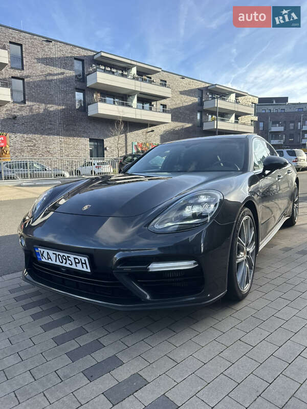 Фастбэк Porsche Panamera 2017 в Львове