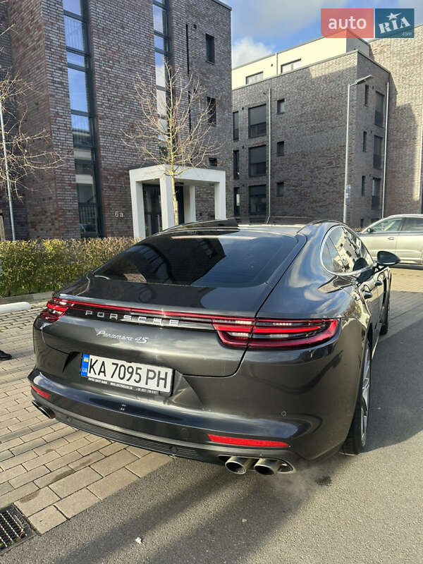 Фастбэк Porsche Panamera 2017 в Львове