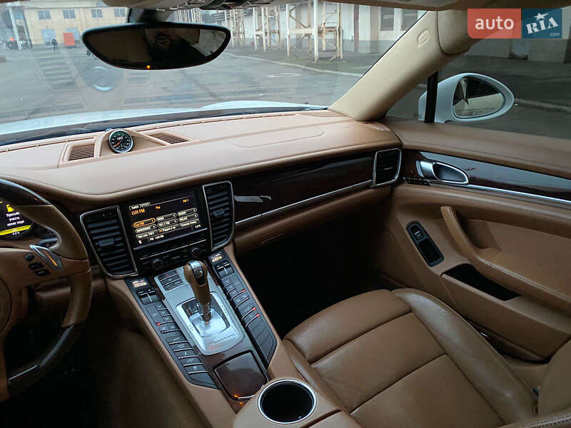 Фастбек Porsche Panamera 2010 в Кривому Розі