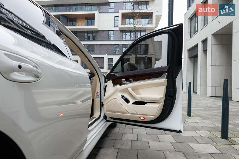 Фастбек Porsche Panamera 2011 в Києві