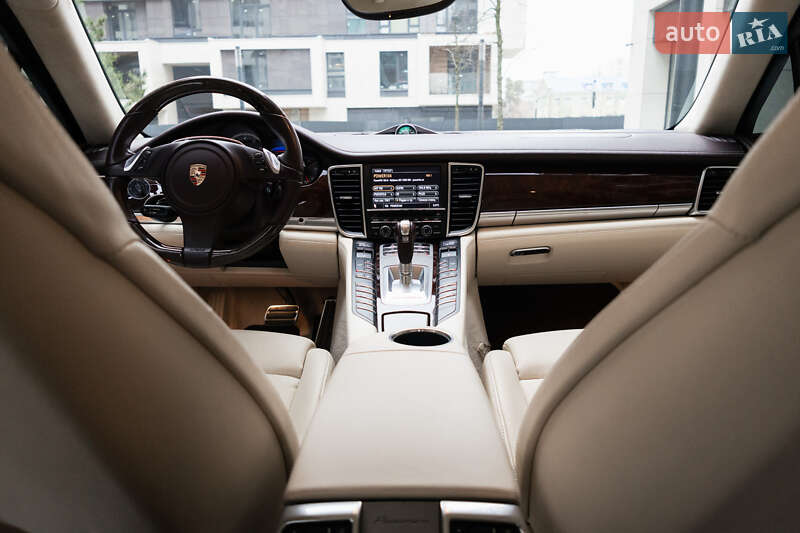 Фастбек Porsche Panamera 2011 в Києві