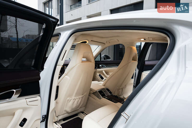 Фастбек Porsche Panamera 2011 в Києві