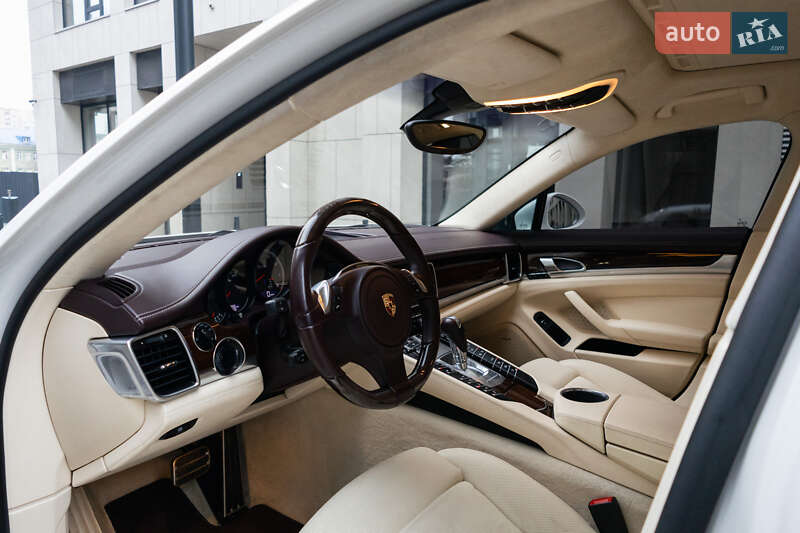 Фастбек Porsche Panamera 2011 в Києві