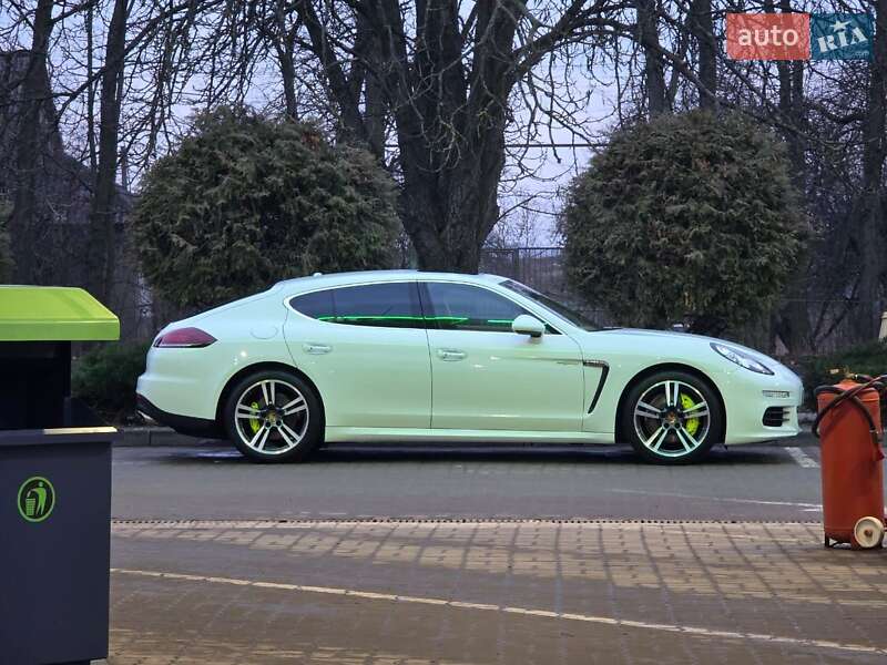 Фастбек Porsche Panamera 2014 в Ужгороді