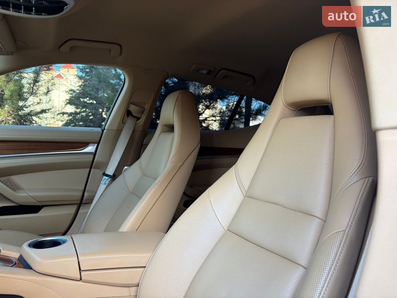 Фастбэк Porsche Panamera 2013 в Киеве