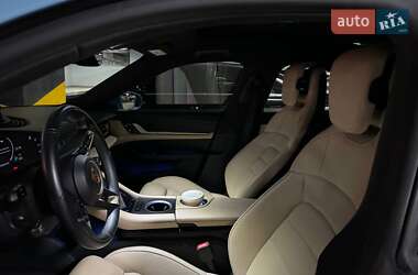 Седан Porsche Taycan 2020 в 