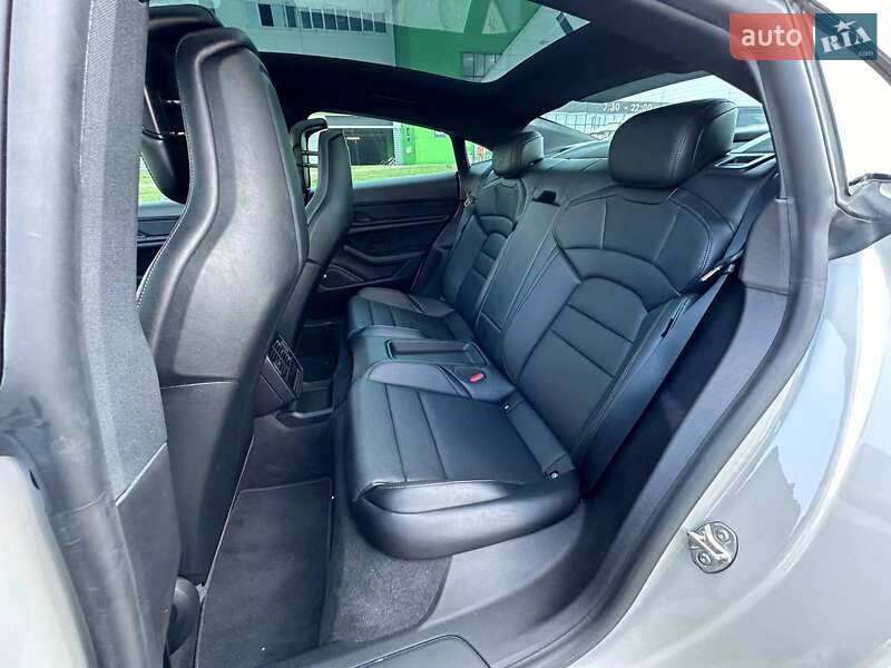 Седан Porsche Taycan 2021 в Києві