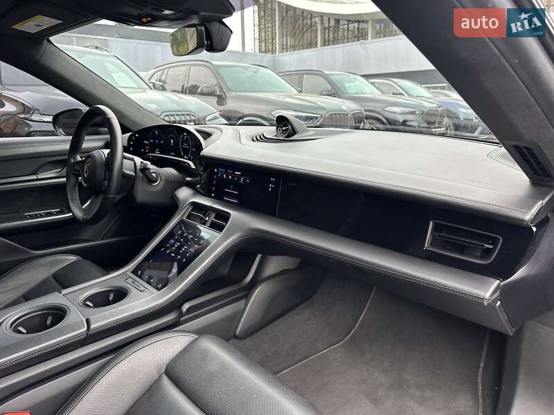 Седан Porsche Taycan 2019 в Києві
