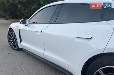 Седан Porsche Taycan 2021 в 