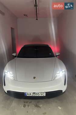 Седан Porsche Taycan 2021 в 