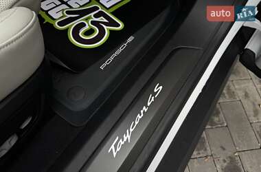 Седан Porsche Taycan 2020 в 