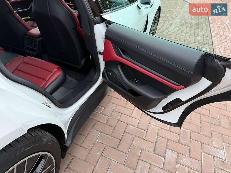 Седан Porsche Taycan 2021 в Києві
