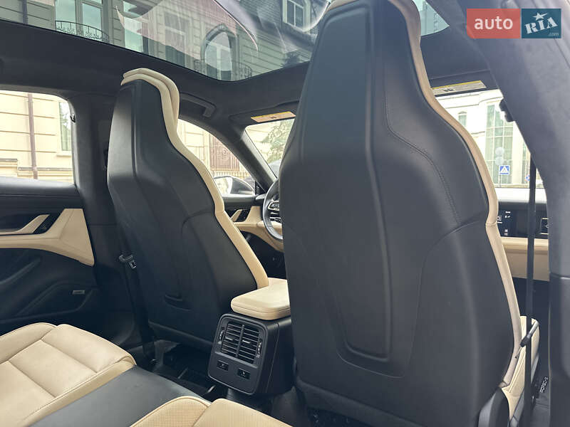 Седан Porsche Taycan 2021 в Киеве