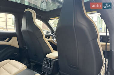 Седан Porsche Taycan 2021 в 
