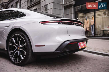 Седан Porsche Taycan 2023 в 
