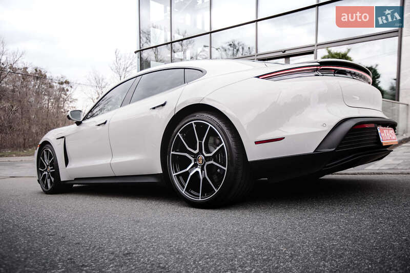 Седан Porsche Taycan 2023 в Киеве