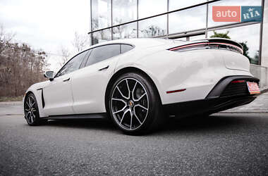 Седан Porsche Taycan 2023 в 