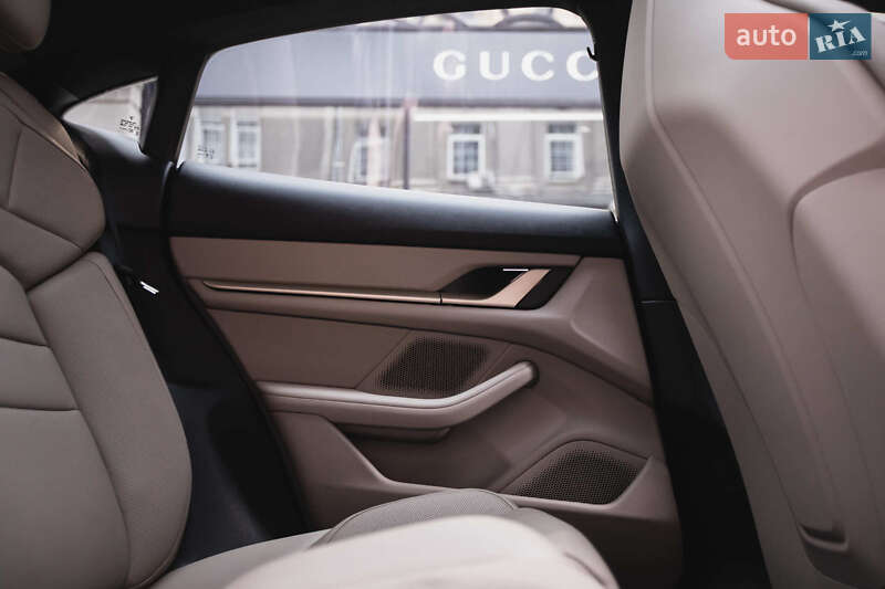 Седан Porsche Taycan 2023 в Киеве