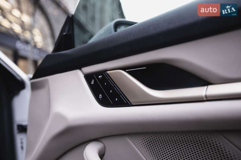 Седан Porsche Taycan 2023 в Киеве