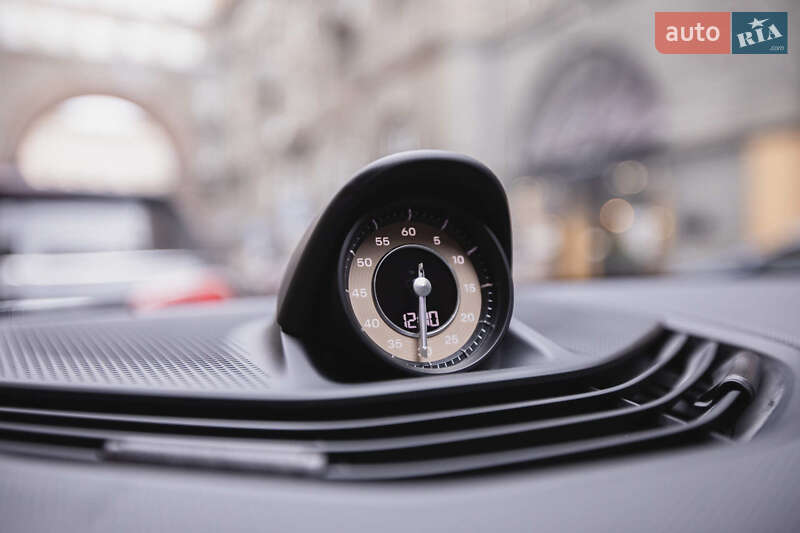 Седан Porsche Taycan 2023 в Киеве