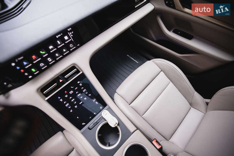 Седан Porsche Taycan 2023 в Киеве