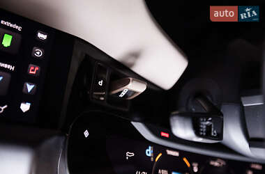 Седан Porsche Taycan 2023 в 