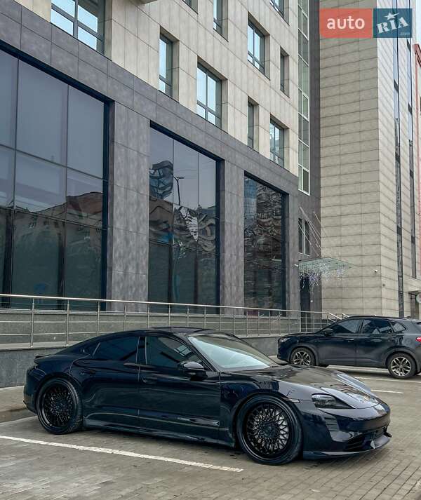 Седан Porsche Taycan 2019 в Києві